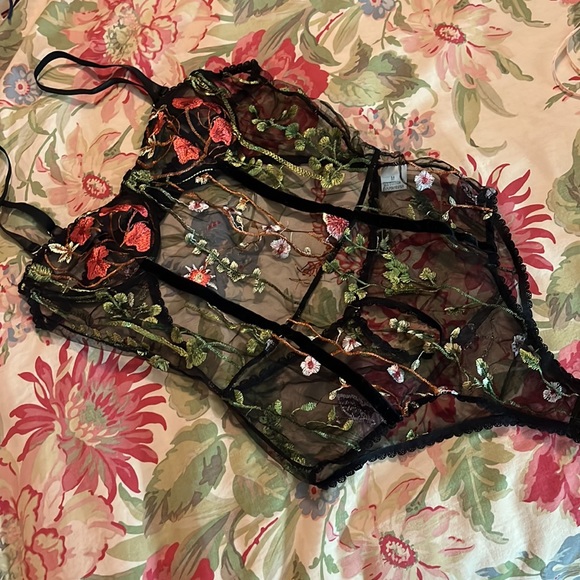 Embroidered Vibrant Flowers on Black Mesh size Medium Underwire Stretchy NEW - Picture 14 of 16